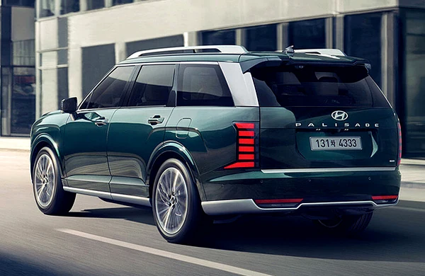 2027 팰리세이드 하이브리드 후면부 버티컬 테일램프 및 대형 SUV 쿼터뷰 실루엣